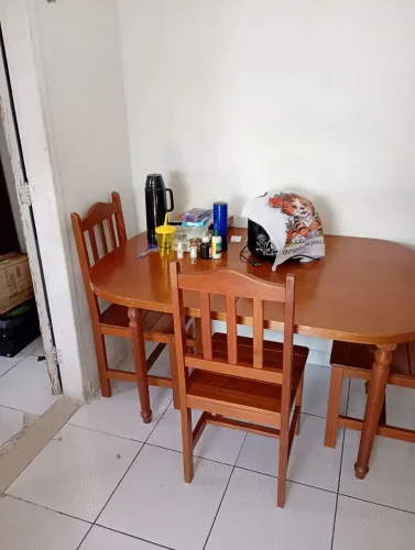 Vende-se uma mesa de madeira maciça com 4 cadeiras 