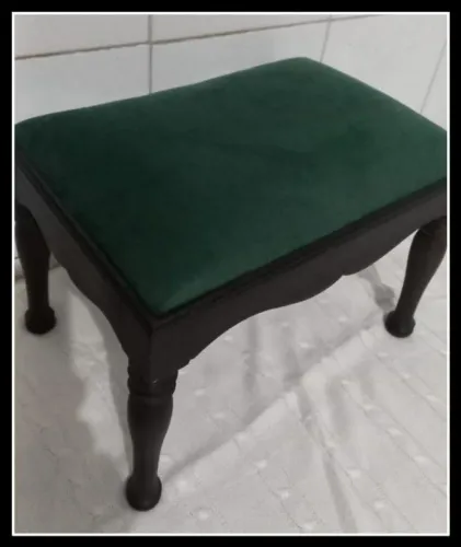 Delicado Genuflexório Jacarandá maciço, forrado de veludo verde *