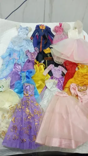 Lote com 18 vestidos Barbie princesa