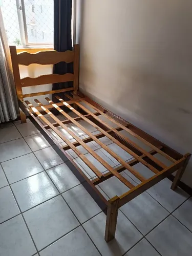 Cama de madeira R$450