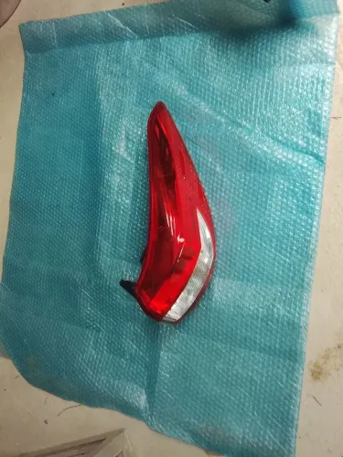 Lanterna esquerda de yaris recuperada