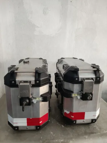 Baús laterais Giv 40L Trekker Outback+suporte BMW1200/1250 GS