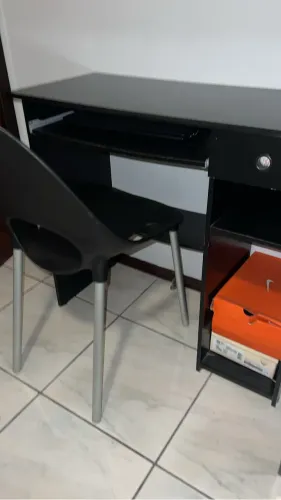 Escrivaninha com cadeira