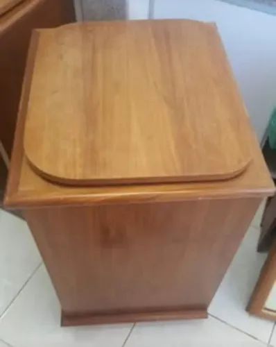 Rack para TV em madeira maciça com prateleira giratória.