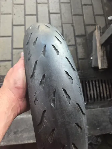 Pneu 120/70/17 Michelin meia vida