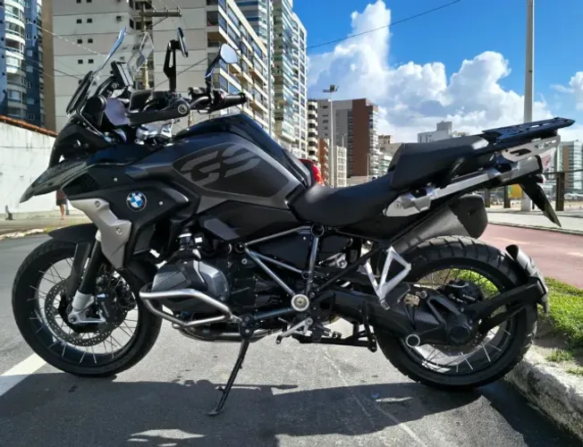 BMW R1250 GS 2022 em estado impecável, extremamente nova e muito bem cuidada.