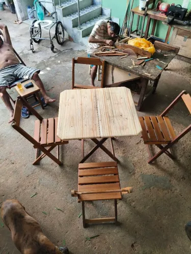 Mesa de madeira com cadeiras dobraveis