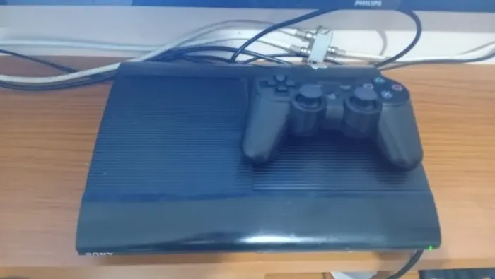 Ps3 desb HD de 1 terá ,cheio de jogos ,1 controle  leia anúncio