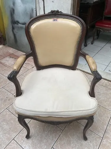 Cadeira estilo Luis XV em Imbuia