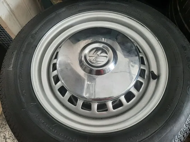 Roda de ferro aro 15 Volkswagen fusca 20 janelas prata com pneus 560x15 jogo 4x130