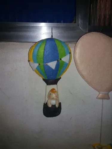 Enfeite de porta Balãozinho com bb em feltro 