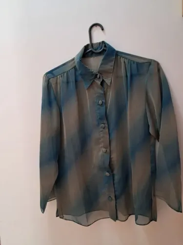 Camisa de alfaiataria semitransparente tamanho M. *R$ 50,00*