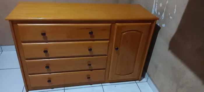 Cômoda de madeira maciça