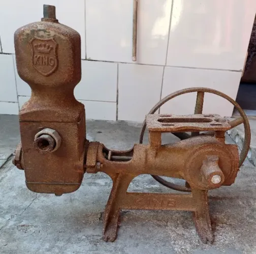 Bomba d?água antiga sem motor King