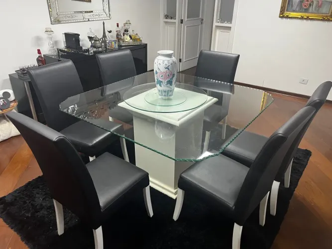 Mesa de vidro com oito cadeiras