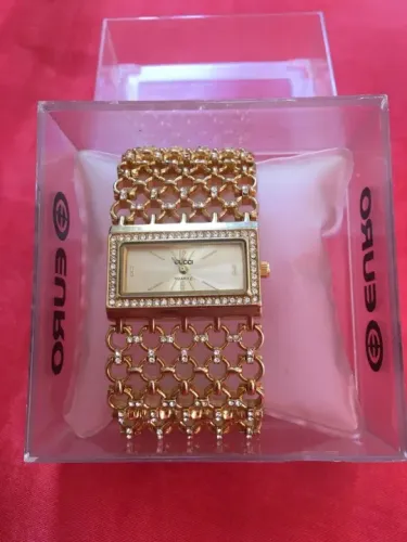 lindo relógio dourado com strass em perfeito estado, pouquíssimo usado