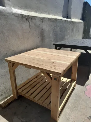 Mesa reforçada em madeira maciça 
