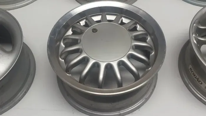Roda aro 14 modelo aranha prata com borda diamantada Volkswagen 4x100