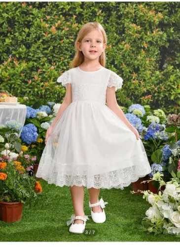 Vestido branco infantil com detalhes em renda