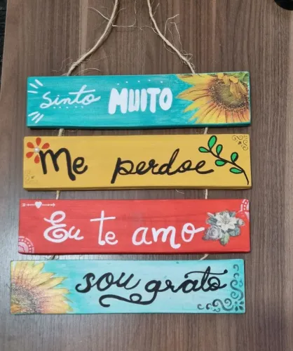 Placa com frase para decoração