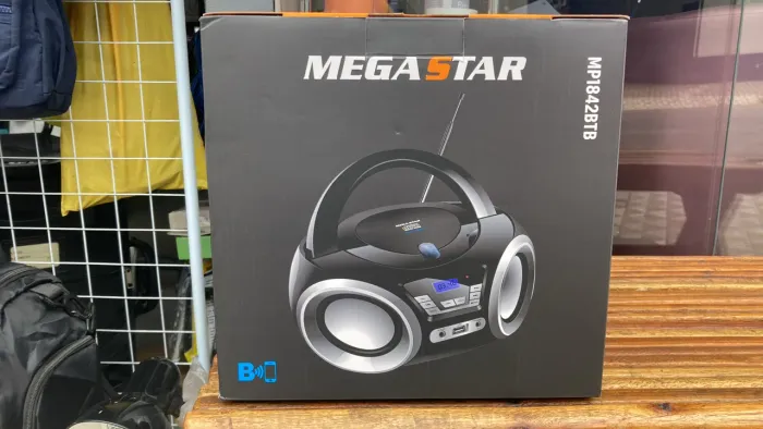Rádio mega star ( toca -cd , FM, Bluetooth, entrada auxiliar, bi volt ( novo , na caixa )