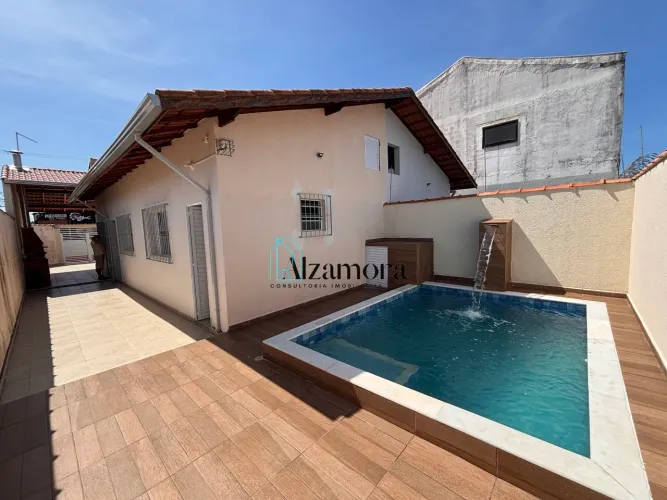 Casa com piscina a venda em Itanhaém, lado praia.