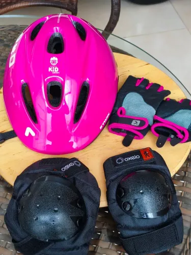 Conjunto Infantil feminino para Bike ( Capacete, joelheira e luva)