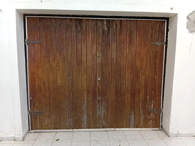 Portão de garagem em madeira maciça. 210 X 250 cm. Basculante por contrapeso. Já removido
