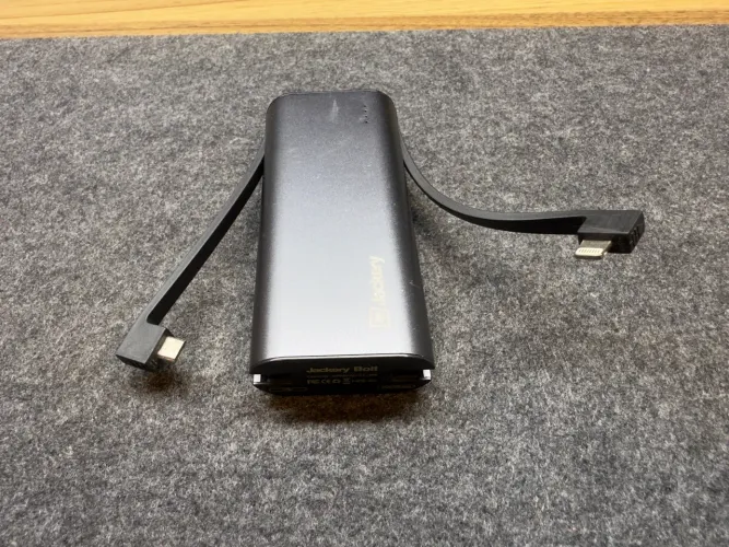 Bateria Externa Jackery Bolt 6000mAh - Cabos embutidos