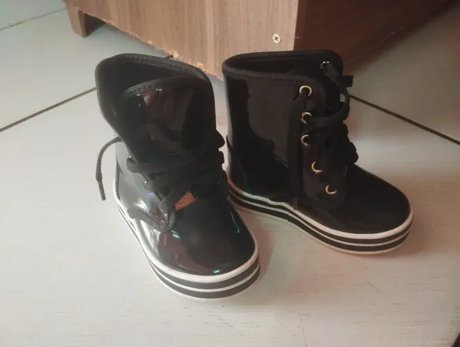 Bota infantil preta com cadarço
