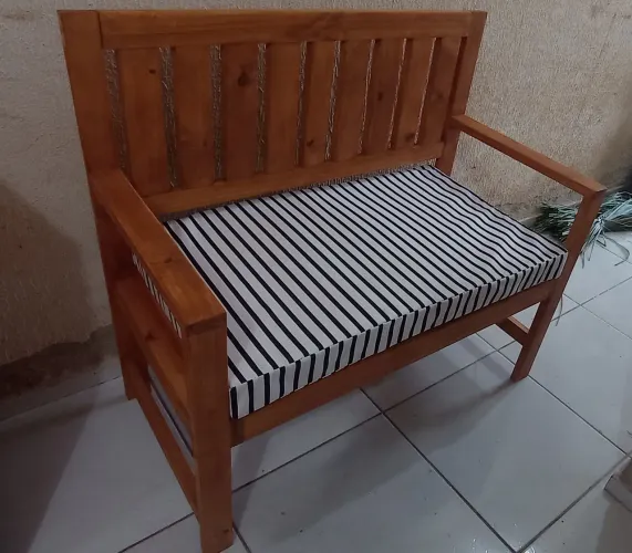 Banco de madeira com assento estofado