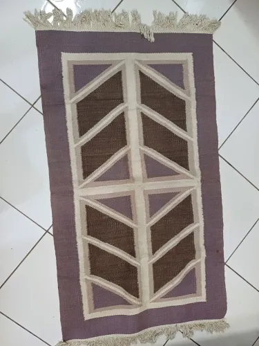 Tapete geométrico lilás e roxo