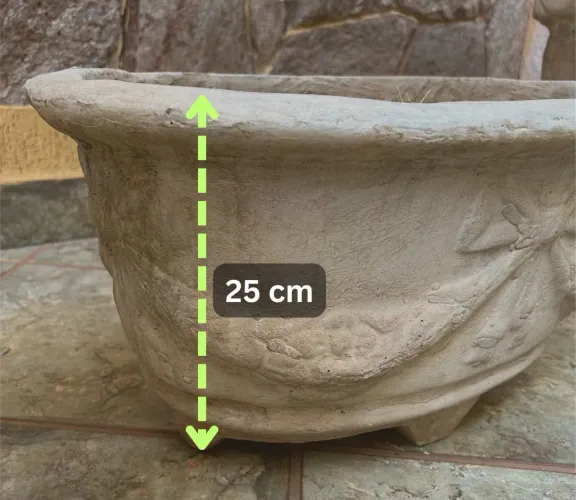 Vaso oval de concreto com terra adubada