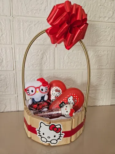 Presente na cesta Hello Kitty - Pelúcia | Relogio | Colônia | Gloss