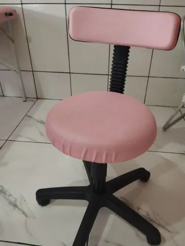 Cadeira de Escritório Giratória Rosa e mesa para extensão de cílios 