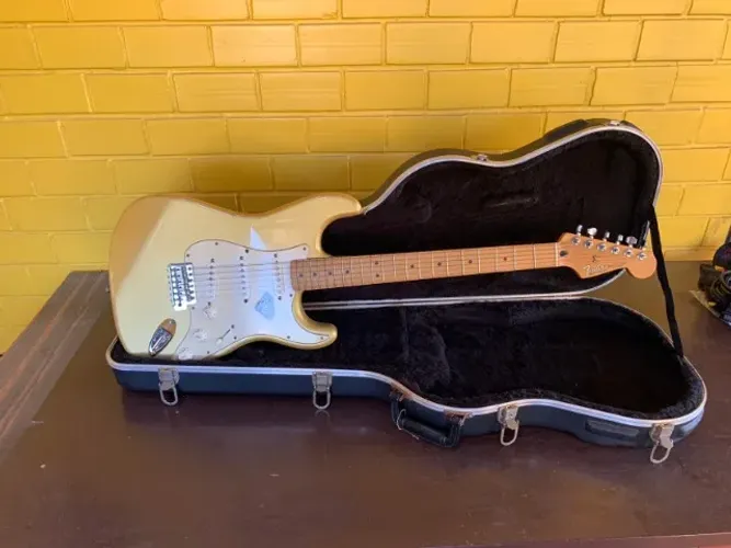 Guitarra Fender Stratocaster importada, comemorativa aos 60 anos da marca. Nunca usada.