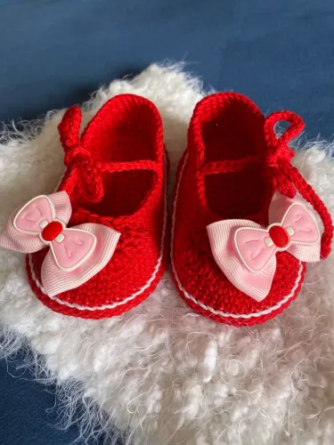 Sapatinho menina ate 3 meses feito a mão