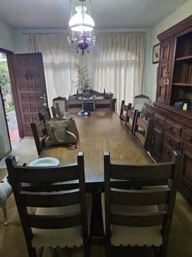 Mesa em madeira de lei com cadeiras 