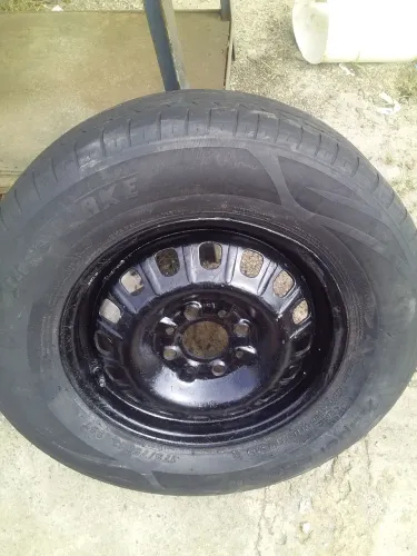 Roda aro 13 da Fiat com pneu