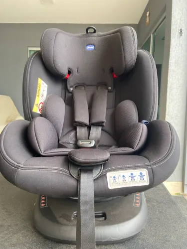 Cadeirinha para automóvel preta. Chico