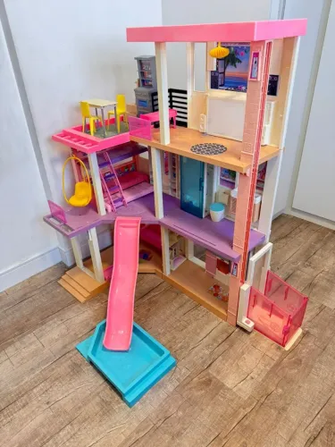 Casa de boneca Barbie com acessórios e escorregador