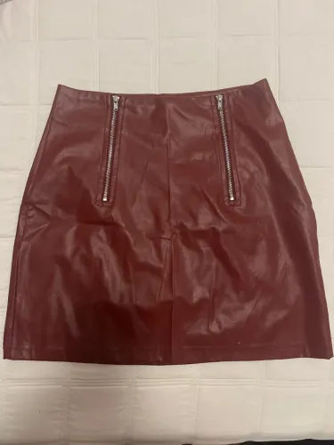 Saia de couro vinho com detalhes em zíper