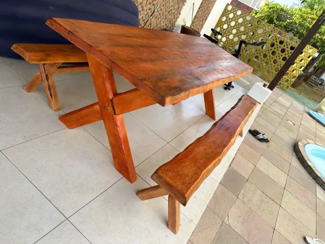 Mesa de madeira com bancos