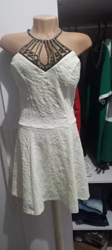 vestido acinturado com pedraria branco tam p.....há mais modelos e tamanhos