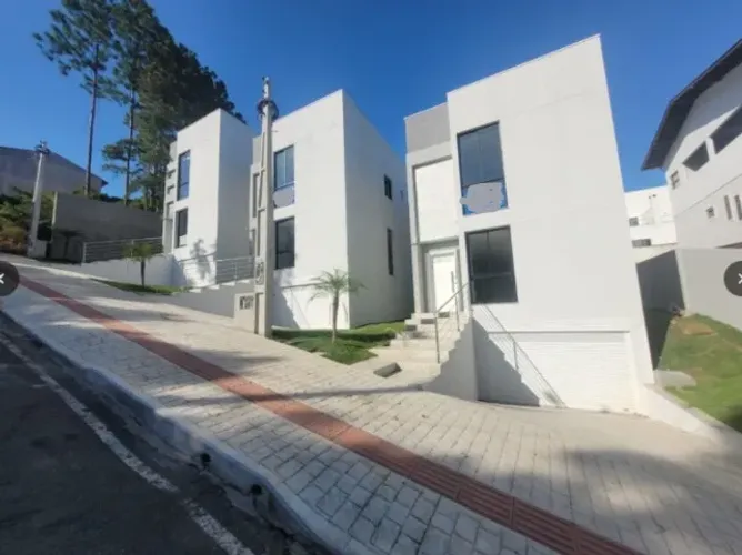 OPORTUNIDADE SOBRADO NOVO 4suítes, 5bwc, 4vg, com piscina excelente localização venha ver