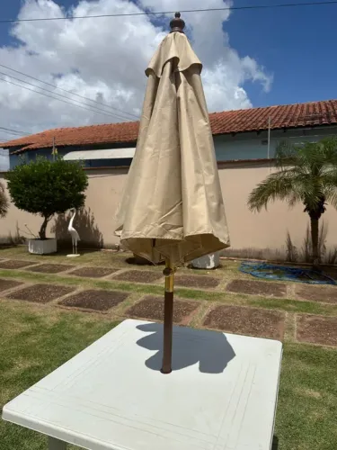 (04)Ombrellone de madeira para áreas externas marca Tramontina