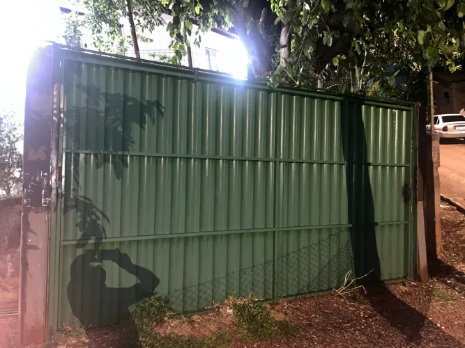 Portão de elevação 4,92L X 2,38 acompanhado de motor 