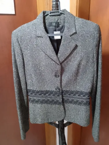 Blazer cinza com detalhe em renda. EM EXCELENTE ESTADO E QUALIDADE 