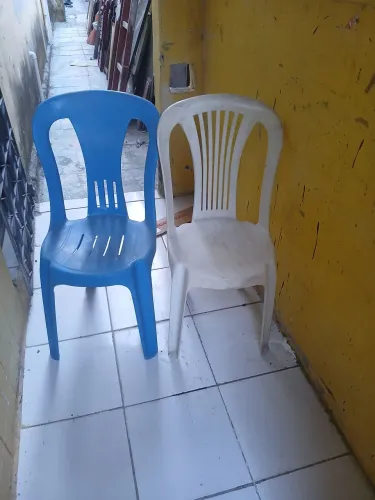 02 cadeiras plastico