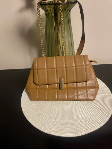 Bolsa de ombro caramelo com alça de corrente